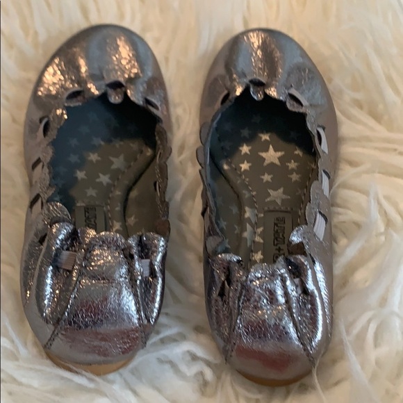 Tucker + Tate Scallop Edge Ballet Slippers - Picture 3 of 6